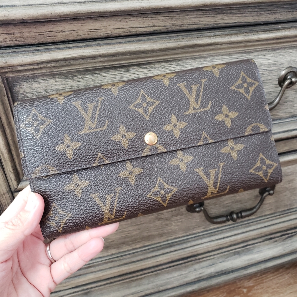 SOLD!!!!!!! LV Sarah long wallet